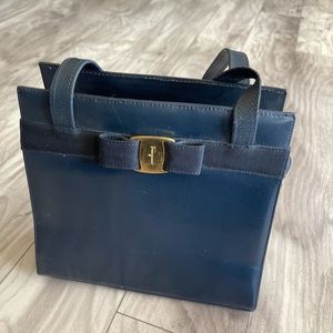 Ferragamo Shoulder Bag

bl 216676